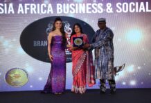 Bong woman receives the Black Swan Award for “Women Empowerment” in UAE Bong woman receives the Black Swan Award for “Women Empowerment” in UAE.