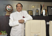 Moradabad activist Arvind Goel distributes 1,000 mud pots to give birds water Moradabad activist Arvind Goel distributes 1000 mud pots to give birds water