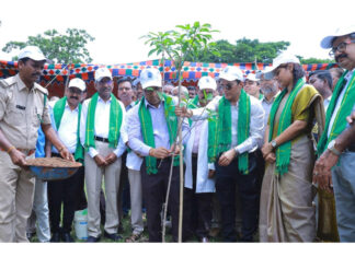 Kakatiya Medical College Alumni Association Organises Mega Plantation Drive with 1,117 Plants